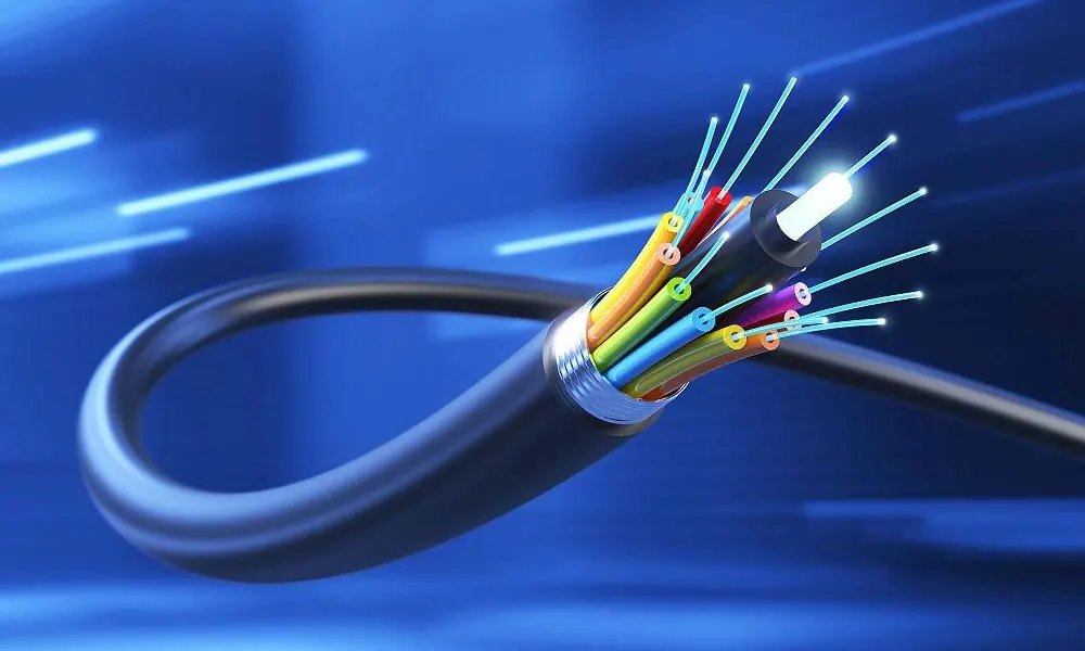 Image de synthèse : câble à fibres optiques ouvert, fibres de couleur éclairées sur fond bleu